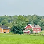 Historic Barn And Captain's House On Tromoya Casa de Férias Færvik