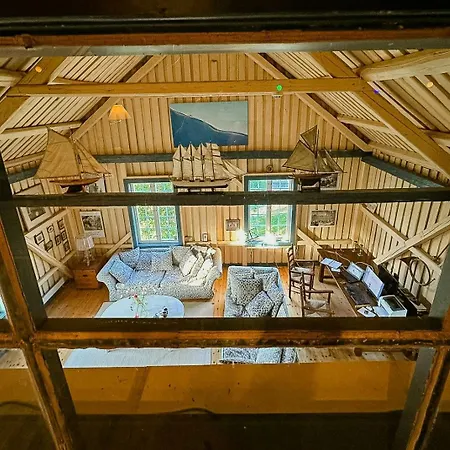 Historic Barn And Captain's House On Tromoya Ferienhaus