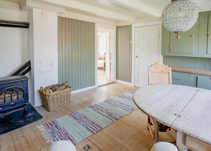 Historic Barn And Captain's House On Tromoya Færvik