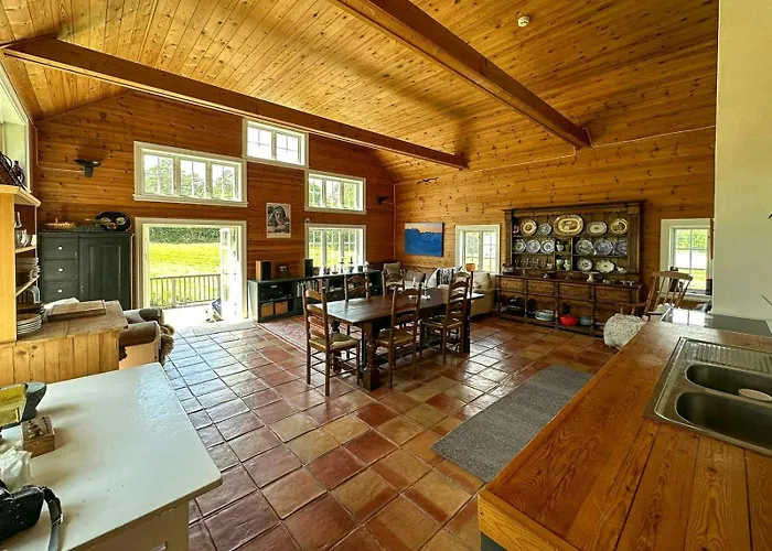 Historic Barn And Captain's House On Tromoya *