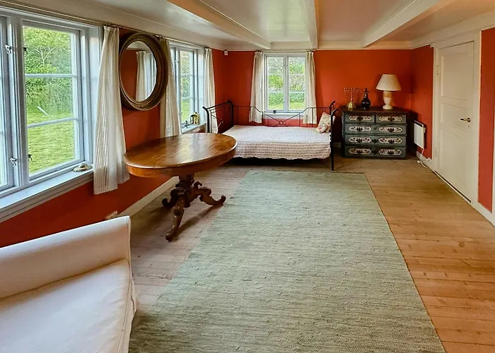 Historic Barn And Captain's House On Tromoya *