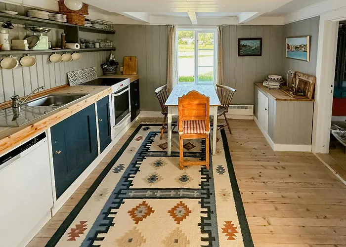 Historic Barn And Captain's House On Tromoya Ferienhaus Færvik